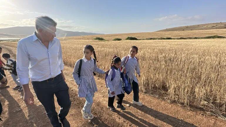 المتحدث باسم منظمة اليونيسف جيمس إلدر يسير مع أطفال بعد المدرسة في الضفة الغربية - فلسطين.